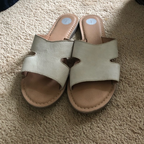 Woman’s Light tan slide sandals - Picture 3 of 3